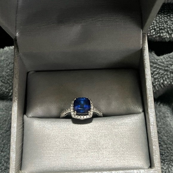 10K White Gold Ring with Sapphire Stone - Picture 5 of 6